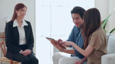 Başarılı emlak alımı ve imzalanması, ev sahipliği ve ipotek kredisi, yatırım ve ipotek, emlakçıya danışma sonrasında emlakçıdan ev anahtarı alan çift.