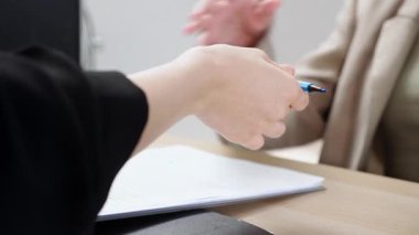 İşe alım sözleşmesi sunan, işe alım başarısı olan bir aday, insan kaynakları, İK yöneticisi ile iş sözleşmesi imzalayan aday, iş görüşmesi, iş görüşmesi..