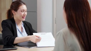 Asyalı işe alım sözleşmesi sunuyor, aday işe alım başarısı, insan kaynakları, İK yöneticisi ile iş sözleşmesi imzalayan aday, iş görüşmesi, iş görüşmesi ve ortaklık.