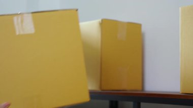 Kargo ve teslimat için paketler hazırlayan Asyalı genç bir kadın, çevrimiçi satıcı ve mağazayla perakende satış, başlangıç veya küçük işletme, nakliye ve envanter, e-ticaret, kutu taşıyan bir kadın.