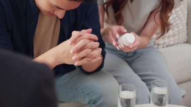 Stres ve endişe ile depresyon ile ilgili destek ve rehberlik için çift terapisi kapatın. Ruh sağlığı sorunlu bir çift ve ilaç açıklama, tıbbi konsept..