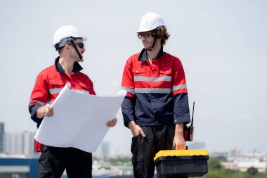 Güneş enerjisi sistemini kontrol eden iki mühendis, kurulum güneş paneli, yenilenebilir enerji ve sürdürülebilir teknoloji, temiz elektrik, sanayi ve güneş hücresi planlama projesini birlikte inceliyor..