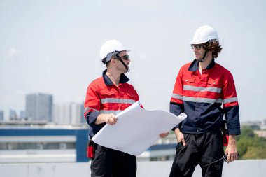 Güneş enerjisi sistemini kontrol eden iki mühendis, kurulum güneş paneli, yenilenebilir enerji ve sürdürülebilir teknoloji, temiz elektrik, sanayi ve güneş hücresi planlama projesini birlikte inceliyor..