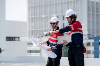 Güneş enerjisi sistemini kontrol eden iki mühendis, kurulum güneş paneli, yenilenebilir enerji ve sürdürülebilir teknoloji, temiz elektrik, sanayi ve güneş hücresi planlama projesini birlikte inceliyor..