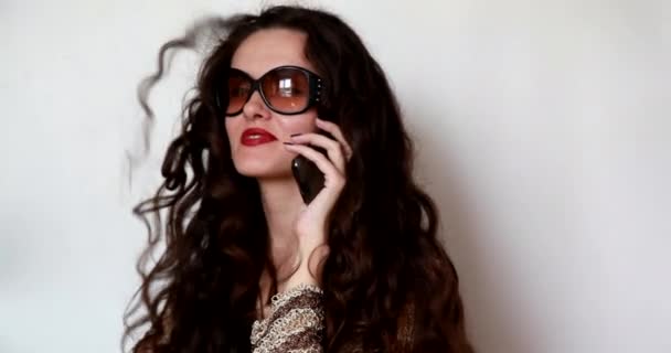 Dziewczyna Okularach Przeciwsłonecznych Rozmawia Przez Telefon Komórkowy — Wideo stockowe