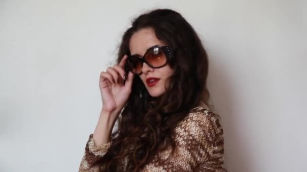 Una Chica Una Túnica Punto Quita Las Gafas — Vídeos de Stock