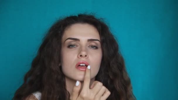Shutterstock Junge Frau Bemalt Ihre Lippen Mit Lippenstift Schöne Brünette — Stockvideo
