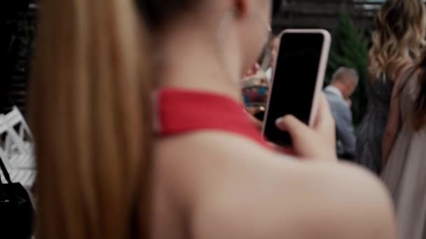 Młoda Dziewczyna Robi Film Lub Fotografuje Pomocą Smartfona Podczas Imprezy — Wideo stockowe