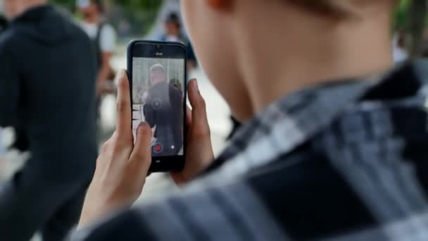 Seorang Remaja Muda Mengambil Gambar Atau Film Konser Terbuka Telepon — Stok Video