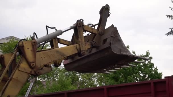 Şehir Parkının Bölgesini Temizlerken Bir Traktör Kovası Çöpü Karavana Yüklüyor — Stok video