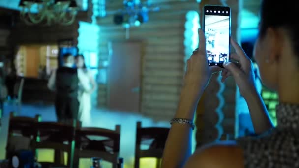 Una Donna Fotografa Una Coppia Sposi Durante Ballo Nozze Cellulare — Video Stock