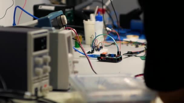 Zbliżenie Elektrycznych Urządzeń Pomiarowych Studenci Inżynierii Studiują Laboratorium Fizyki Lub — Wideo stockowe