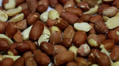 Makro yemek videosu. Kabukta kavrulmuş fıstık yakın plan daire şeklinde döner. Fıstık taneleri döner. Doğal organik atıştırmalıklar..