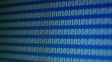 4K video yazılım konsepti VHS biçiminde kromatik sapma ile kodlanıyor. Retro tarzı bilgisayar veri dizisi kodu. Hackleme saldırısı. İkili değerde donanım yazılımı yazılıyor, 1 ve 0.