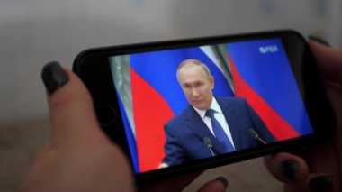 Rusya Federasyonu Başkanı Vladimir Putin 'in akıllı telefon konuşmasını izliyor. Ukrayna ve Rusya arasındaki gerginlik hakkında haberler. Savaş tehdidi. CHERNIHIV UKRAINE ŞUBESİ 2022