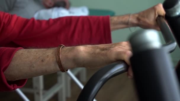 Rehabilitation Eines Älteren Menschen Nach Einem Schweren Schlaganfall Oder Herzinfarkt — Stockvideo
