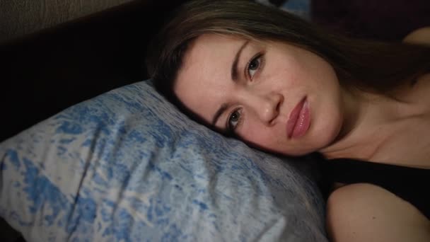 Wanita Cantik Berbaring Tempat Tidur Tampak Kamera Kemudian Menutup Matanya — Stok Video