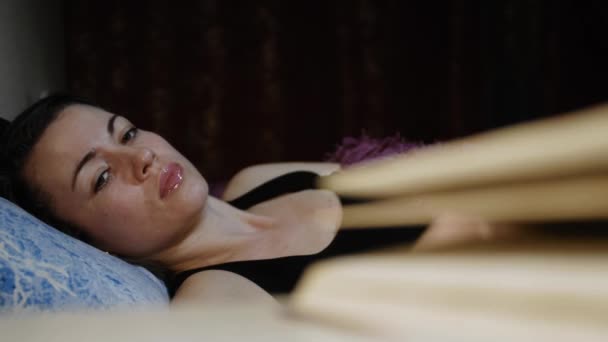 Молода Красива Жінка Лежачи Ліжку Бере Книжку Тумбочки Читає Читання — стокове відео