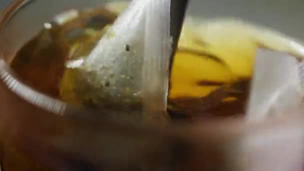 Zbliżenie Wideo Fotografowania Łyżeczki Herbaty Mieszając Herbatę Filiżance Filmik Makro — Wideo stockowe