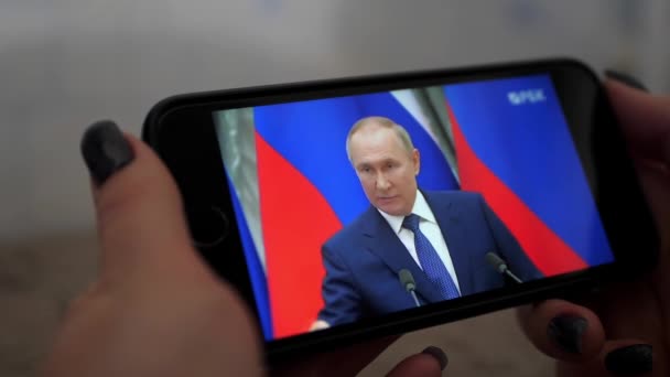 Flicka Klockor Smartphone Tal Presidenten Ryska Federationen Vladimir Putin Nyheter — Stockvideo