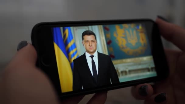 女孩观看乌克兰总统沃洛德梅尔 泽伦斯基在智能手机上的讲话 关于乌克兰和俄罗斯之间紧张关系的新闻 俄国的侵略战争的威胁 Chernigov Ukraine 2022年2月1日 — 图库视频影像