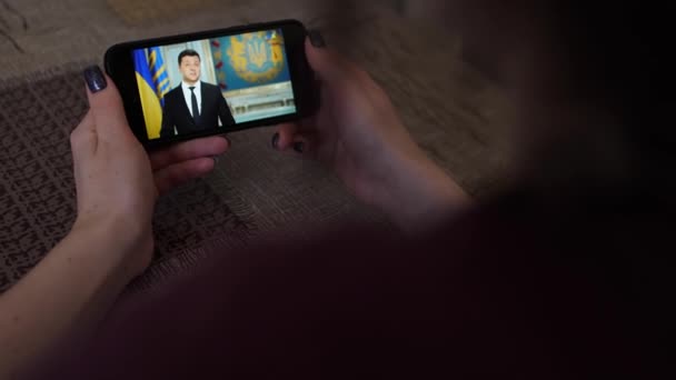 Girl Watches Speech President Ukraine Volodymyr Zelensky Smartphone News Tensions — Stock Video