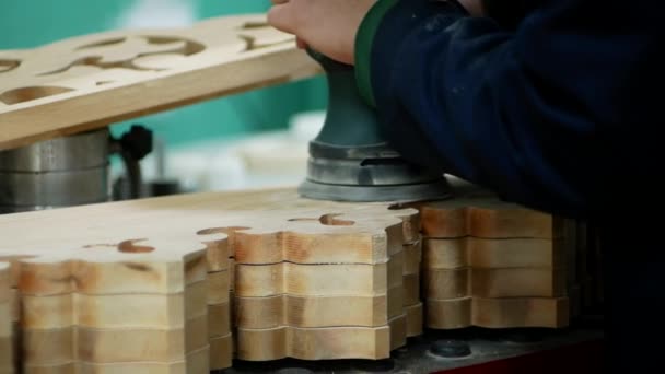 Male Artisan Polishes Wooden Board Using Grinding Machine Workshop Working — Vídeo de Stock