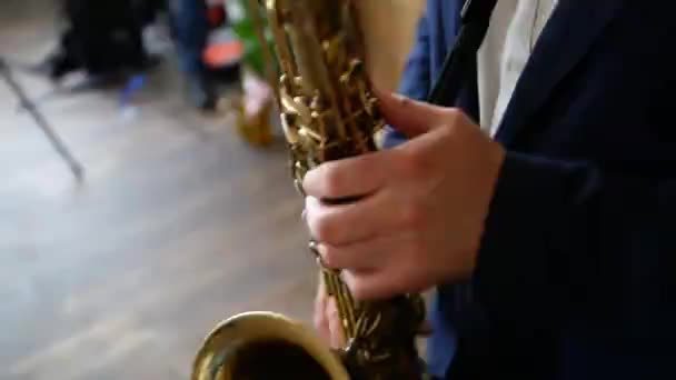 Close Hands Saxophonist Playing Saxophone Site Wedding Ceremony Holiday Event — Vídeos de Stock