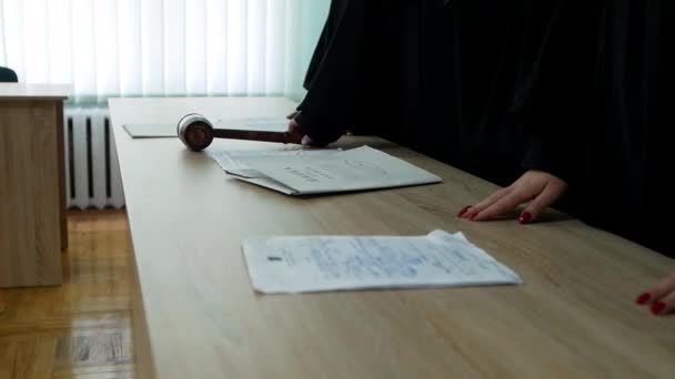 Суддя Закликає Наказу Вдаряє Данину Розглядає Справу Залі Суду Правосуддя — стокове відео