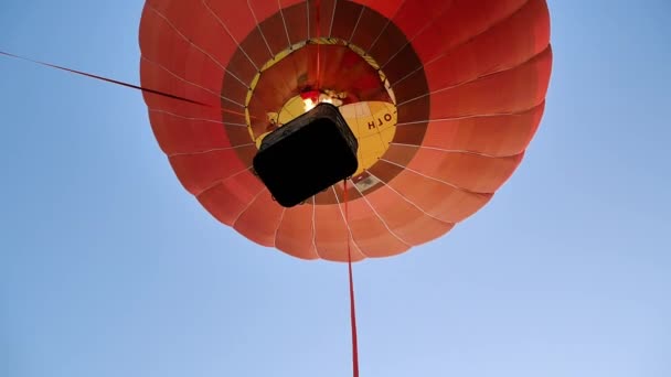 Hot Air Balloon Taking Flat Field Backdrop Cloudless Sky Flies — Vídeo de Stock
