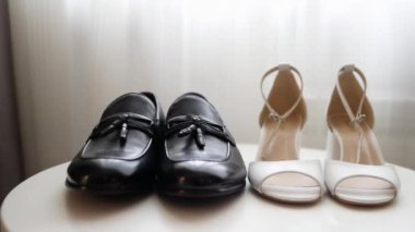 Beyaz kadınlar ve siyah erkekler için nefis ayakkabılar. Gelin ve damadın iki çift düğün ayakkabısı. Düğün kutlaması için hazırlık. Şık ayakkabılar.