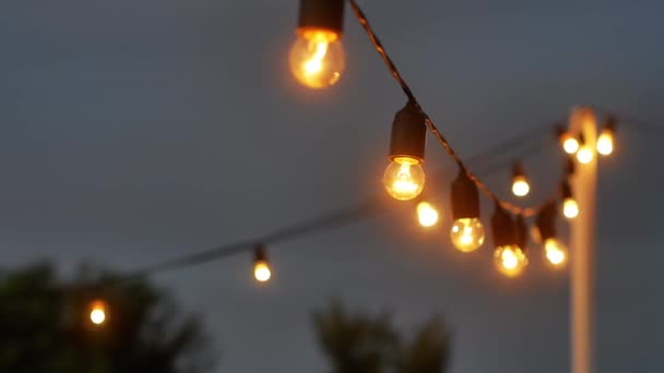 Festiwalowe Dekoracyjne Lampki Smyczkowe Wiszą Świecą Zewnątrz Nocy Ciepłe Oświetlenie — Wideo stockowe