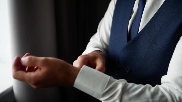 Ein Weißer Elegant Gekleideter Mann Weißem Hemd Und Blaugelber Strickjacke — Stockvideo