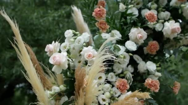 Virág Dekoráció Gyönyörű Esküvői Szabadban Esküvői Dekoráció Dekoráció Háttér Fák — Stock videók