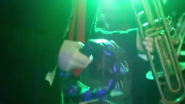 Musikern Spelar Tamburin Musikinstrument Framförandet Den Musikaliska Gruppen Glad Konsert — Stockvideo