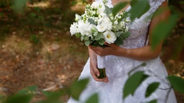 Krásná Mladá Nevěsta Drží Svatební Kytice Pastelových Růží Procházky Parku — Stock video