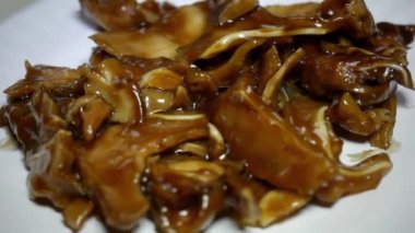 Dönüşümlü bira aperatifi soslu domuz kulağı. Kapalı tabakta domuz eti, yağlı atıştırmalık. Tütsülenmiş, marine edilmiş domuz kulağı..