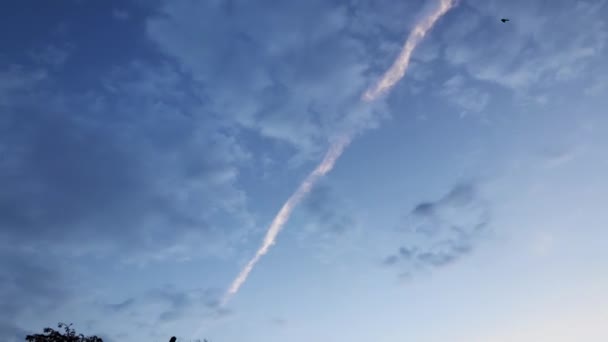 때아름다운 구름낀 하늘에 비행기를 따라가다 상공을 상업용 군용기가 솔길의 아름다운 — 비디오