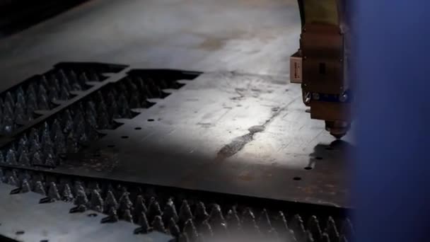 Plasma Snijmachine Snijdt Plaatmetaal Een Zware Industrie Fabriek Een Automatische — Stockvideo