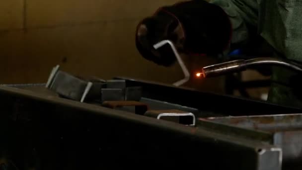 焊机的闭合使用半自动焊机焊接零件 一个重工业工厂工人正在做他的艰苦工作 工业风格和商业 — 图库视频影像