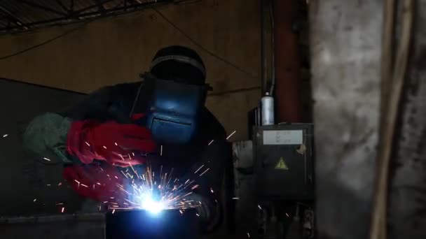 Close Welder Welds Parts Using Semi Automatic Welding Machine Heavy — Vídeo de Stock