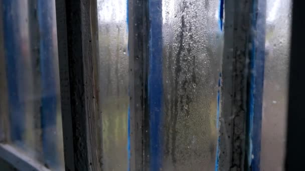 Krople Deszczu Spływają Szklance Starego Zniszczonego Okna Widok Wewnątrz Deszczowa — Wideo stockowe