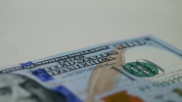 宏观视频拍摄 一百美元钞票的特写从桌子上滑过 玩具娃娃旅行超过100美元的钞票 华盛顿在美国的钞票上货币和金融 — 图库视频影像