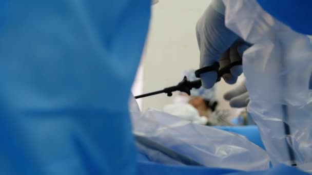 Médico Cirurgião Administra Laparoscopia Durante Uma Operação Cirúrgica Para Remover — Vídeo de Stock