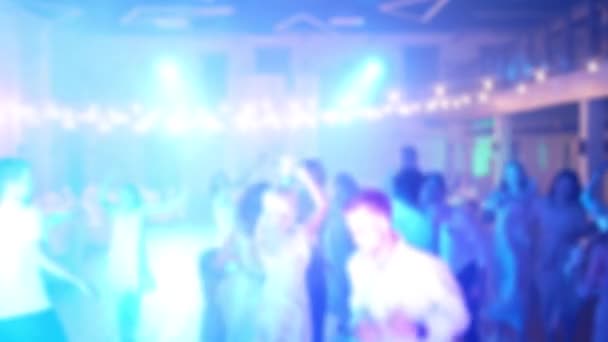 Rozproszyć Ludzi Taniec Kolorowe Światła Flash Dyskoteka Imprezie Tłum Ludzi — Wideo stockowe
