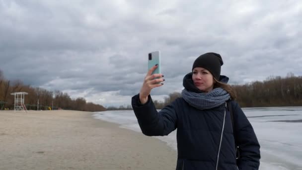 Mooi Meisje Poseert Voor Haar Mobiele Telefoon Natuur Een Jonge — Stockvideo