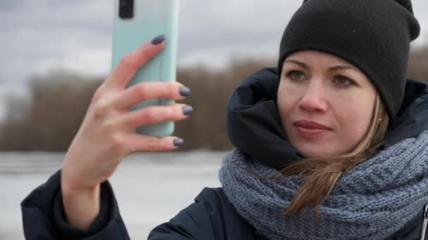 Piękna Dziewczyna Pozuje Telefonu Komórkowego Naturze Młoda Kobieta Robi Selfie — Wideo stockowe