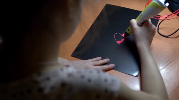 Una Chica Dibuja Corazón Con Una Pluma Hija Crea Hermoso — Vídeo de stock