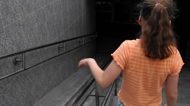 Супер Повільне Відео Маленької Дівчинки Йде Сходах Темну Прогулянку Тримаючись — стокове відео