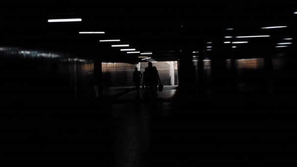 人々のバックライトの群衆は 地下道に沿って歩く 歩行者は太陽光に対して地下鉄の階段を上り下りします 都市生活と喧騒 人の影 — ストック動画